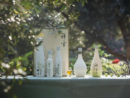 祥宇特級(jí)初榨橄欖油，純手工采摘、精選優(yōu)質(zhì)油橄欖鮮果，用意大利貝亞雷斯全自動(dòng)設(shè)備物理冷榨工藝，在鮮果采摘后8小時(shí)內(nèi)限時(shí)鮮榨而成。