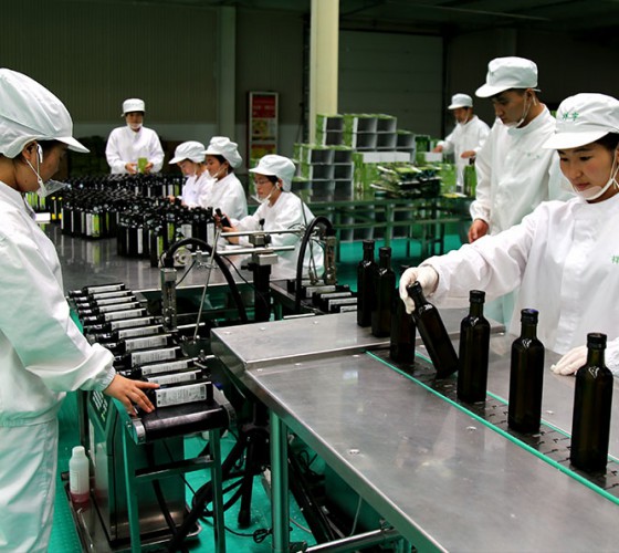 祥宇特級(jí)初榨橄欖油作為國(guó)產(chǎn)優(yōu)質(zhì)橄欖油，始終以質(zhì)量求生存、以品牌謀發(fā)展、以質(zhì)量創(chuàng)業(yè)績(jī)、以品質(zhì)追卓越。在近20年的辛苦耕耘，在品質(zhì)方面的不斷改進(jìn)..