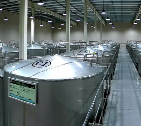 公司擁有都橄欖行業(yè)中亞洲最大的萬(wàn)噸標(biāo)準(zhǔn)化恒溫避光隔氧儲(chǔ)油庫(kù)，具備最佳的15℃-22℃低恒溫儲(chǔ)存環(huán)境。全部?jī)?chǔ)油罐采用食品級(jí)專(zhuān)用不銹鋼制作，采用..