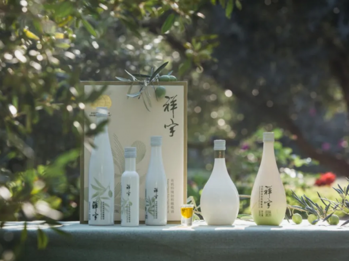 從甘肅隴南的青山幽谷，到一線(xiàn)城市的高端賣(mài)場(chǎng)；從一顆油橄欖在晨露中初綻的青澀，到一..